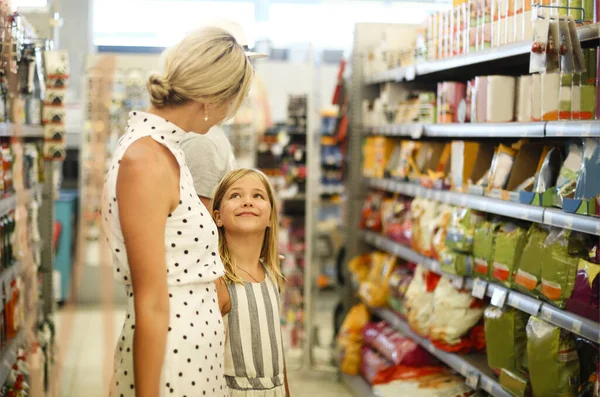 Усміхнена Молода Блондинка Маленькою Донькою Вибирає Продукти Стоячи Сучасному Супермаркеті — стокове фото