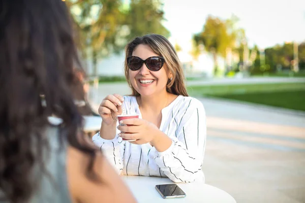 Sonriente Rubia Reunión Con Una Amiga Cafetería Tomando Bebidas Refrescantes —  Fotos de Stock