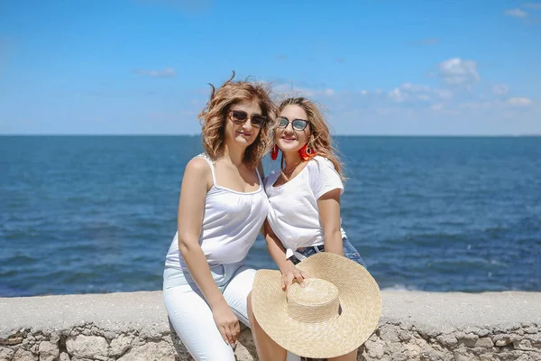 Donna Matura Abbracciando Allegra Giovane Figlia Mentre Piedi Sfondo Mare — Foto Stock