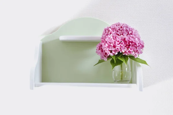 Piękne Kwiaty Hortensji Szklanym Wazonie Zielonym Shel — Zdjęcie stockowe