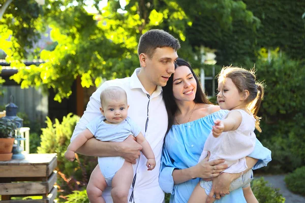 Glückliches Junges Paar Mit Niedlichen Kleinen Kindern Hof Eines Bauernhauses — Stockfoto