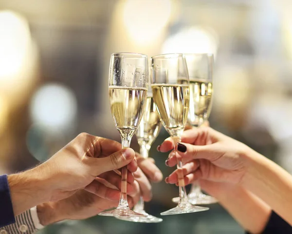 Celebración Gente Sosteniendo Copas Champán Haciendo Brindis Champage Con Fondo — Foto de Stock