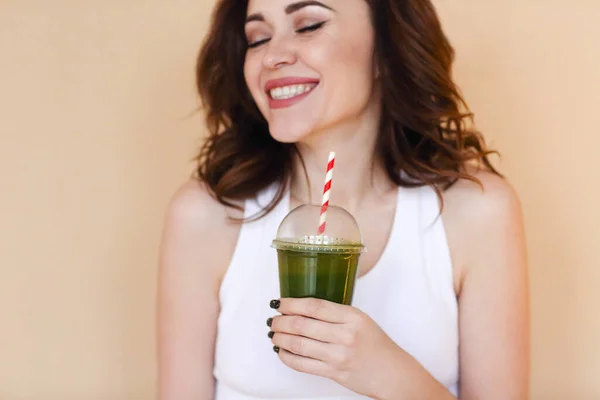 Cultivo Encantado Mujer Joven Con Batido Verde Riendo Contra Fondo —  Fotos de Stock