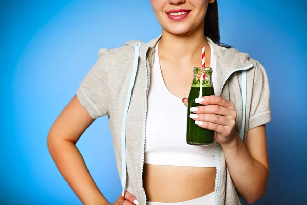 Crop Deliziato Giovane Donna Con Frullato Verde Ridere Contro Sfondo — Foto Stock