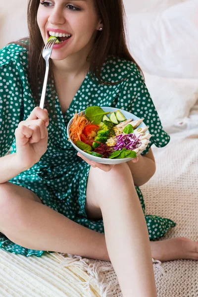 Νεαρό Κορίτσι Κρατώντας Μπολ Υγιεινή Σαλάτα Λαχανικά Και Κρέας Κοτόπουλου — Φωτογραφία Αρχείου