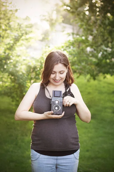 Encantadora Joven Embarazada Vestido Casual Tomando Fotos Con Cámara Fotográfica —  Fotos de Stock