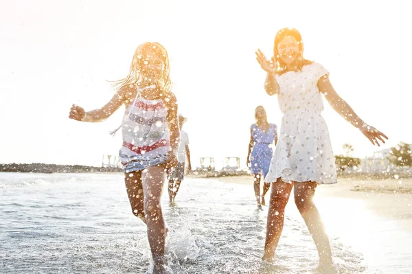 Веселая Молодая Мама Папа Маленькими Дочерьми Гуляющими Чистой Морской Воде — стоковое фото