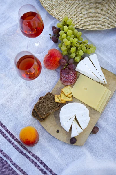 Set Voor Romantische Picknick Met Glazen Wijn Met Fruit Kaas — Stockfoto