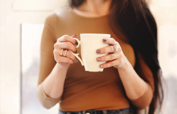 Gündelik Giyinen Genç Bir Kadın Pencere Kenarında Oturup Dinlenirken Çay — Stok fotoğraf