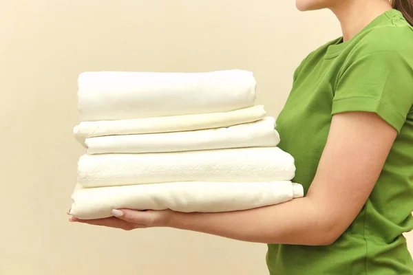 Młoda Kobieta Zielonej Koszulce Trzymająca Ręczniki Pralni Przytulne Czyste Koncepcji — Zdjęcie stockowe