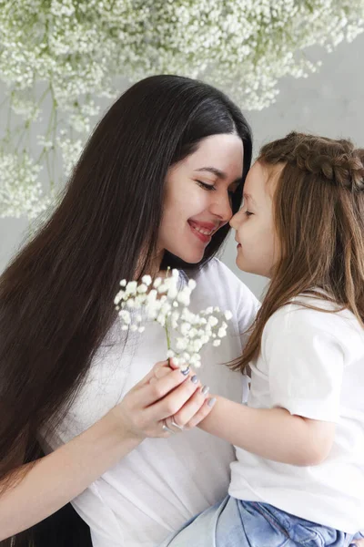 Jonge Brunette Moeder Dochtertje Staan Naast Muur Met Grote Bloemen — Stockfoto