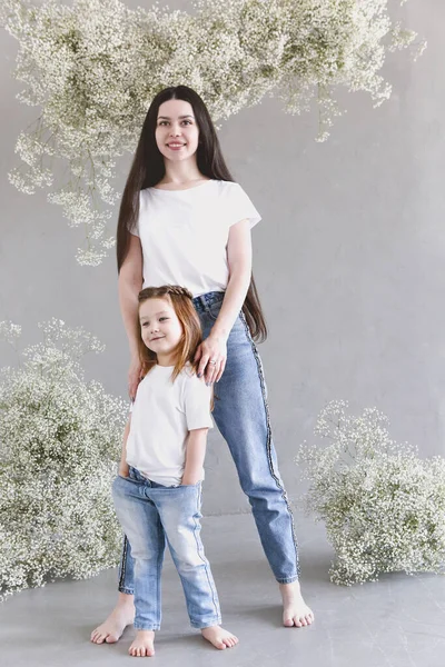 Joven Morena Madre Hija Pequeña Pie Cerca Pared Con Grandes — Foto de Stock