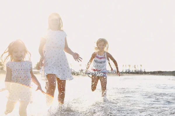 Kleine Meisjes Kleurrijke Jurken Die Plezier Hebben Rennen Zeewater Terwijl — Stockfoto