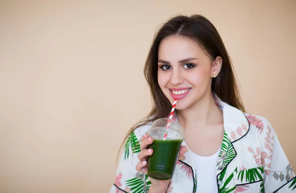 Cultivo Encantado Mujer Joven Con Batido Verde Riendo Contra Fondo —  Fotos de Stock