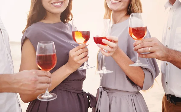 Allegro Adulti Donne Uomini Abiti Casual Brindare Con Bicchieri Vino — Foto Stock