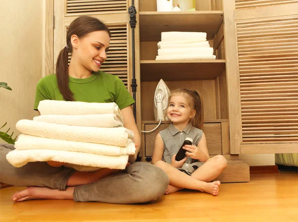 Femme Avec Une Petite Fille Assise Près Placard Tenant Des — Photo