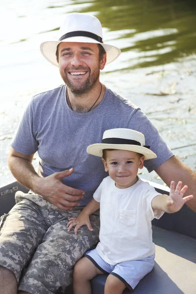 Feliz Pai Abraçando Bonito Menino Acenando Mãos Barco Durante Pesca — Fotografia de Stock