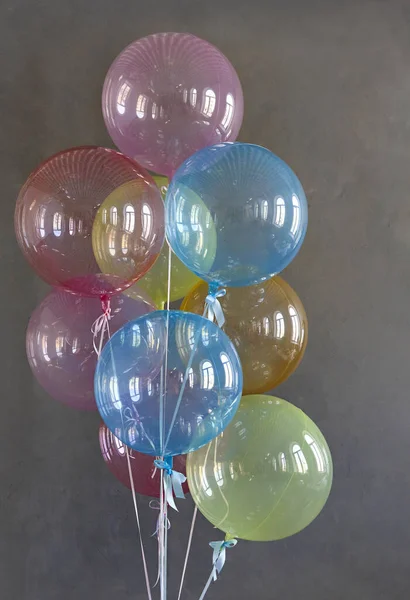 Große Bunte Luftballons Auf Dem Grauen Hintergrund — Stockfoto