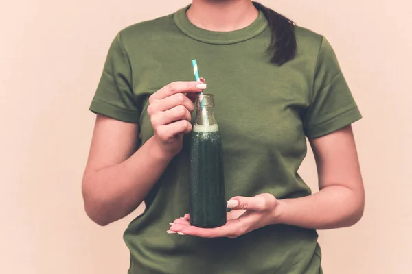 Glad Brunett Kvinna Dricker Färsk Grön Detox Grönsaksjuice Hälsosam Livsstil — Stockfoto