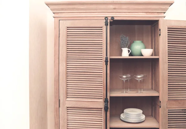 Cuisine Armoire Style Rétro Avec Assiettes Disheslike Nappes Vases Glasse — Photo