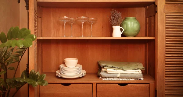 食器類 テーブルクロス ガラス付きのキッチンレトロスタイルの食器棚 — ストック写真