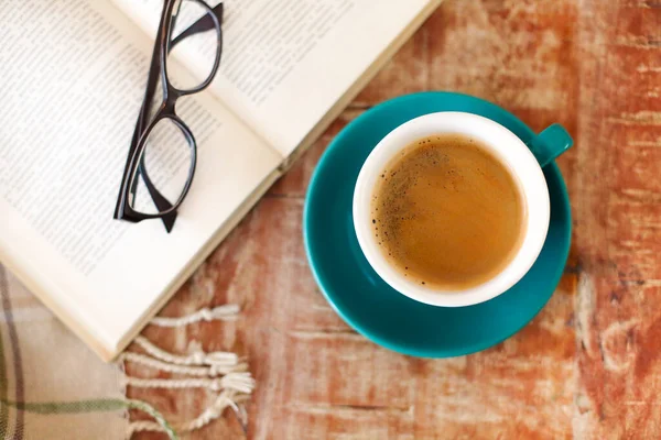 Een Boek Lezen Koffie Drinken Bril Het Boek Met Kopje — Stockfoto