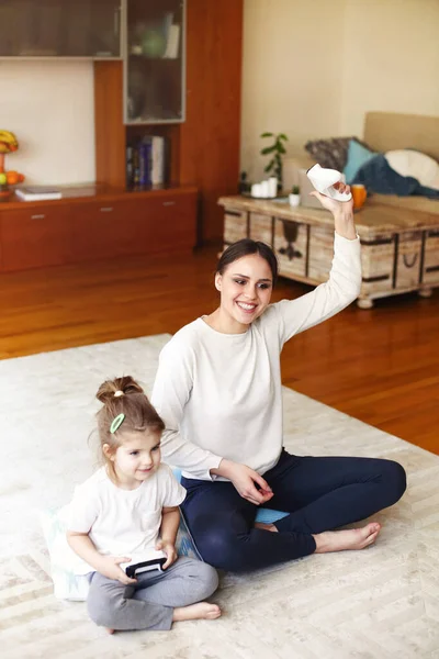 Delizioso Donna Ragazza Con Gamepad Sorridente Facendo Cinque Mentre Seduto — Foto Stock