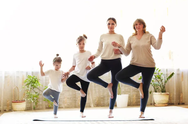 Donne Adulte Bambine Fila Sul Pavimento Allungando Braccia Mentre Fanno — Foto Stock