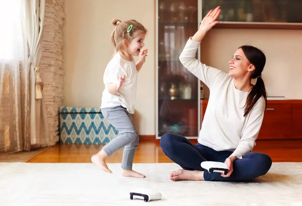 Glädjande Kvinna Och Flicka Med Gamepads Leende Och Gör Hög — Stockfoto