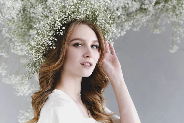 Retrato Mujer Rubia Sensual Con Flores Corona Sobre Fondo Gris —  Fotos de Stock