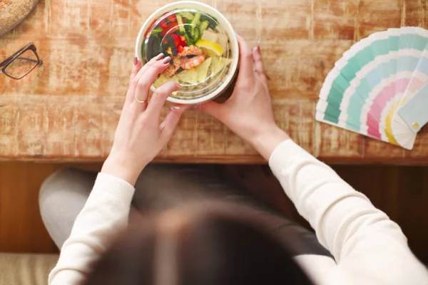 Overhead Anonieme Vrouw Eet Gezond Gerecht Voor Lunch Tafel Onderbreking — Stockfoto