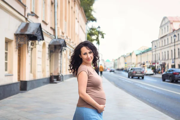 Gelukkig Glimlachende Zwangere Vrouw Stad Straat Terugkijkend — Stockfoto