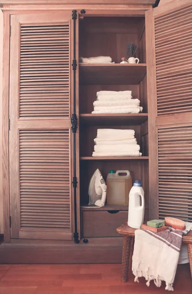 Dřevěná Retro Skříň Prádelního Zařízení Interiéru Domova — Stock fotografie