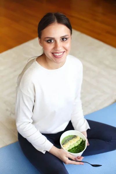 Alto Ángulo Hembra Joven Con Tazón Plato Saludable Sonriendo Mirando —  Fotos de Stock