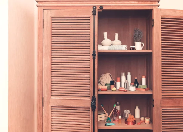 浴室の棚の浴室の付属品 レトロな木製の食器棚の化粧品 — ストック写真