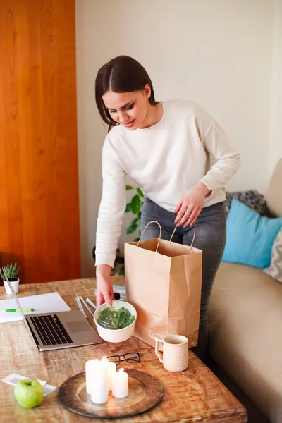 Concept Pause Déjeuner Femme Avec Nourriture Emporter Près Son Espace — Photo