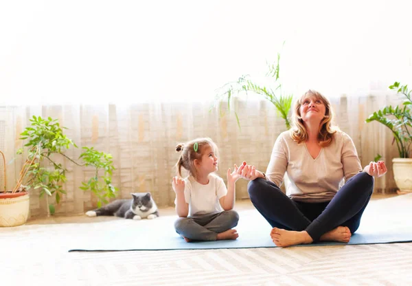 Starší Žena Holčička Sedí Podložce Lotosu Pózovat Meditovat Zatímco Dělá — Stock fotografie