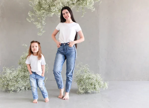 Die Junge Brünette Mutter Und Ihre Kleine Tochter Stehen Mit — Stockfoto