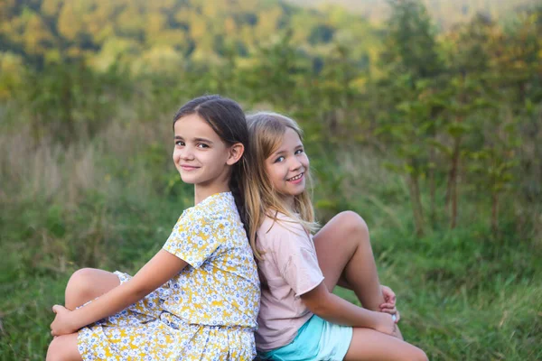 Portrait Happy Blond Dark Haired Girls Sisters Laughing Hug Sunset — Stock Photo, Image