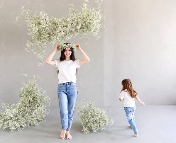 Young Brunette Mother Little Daughter Stand Wall Big Flowers Wreath — Stock Photo, Image