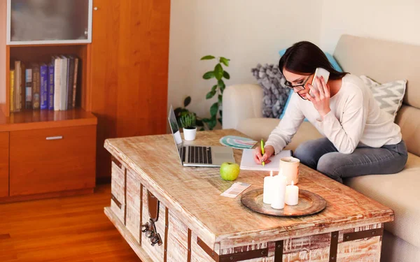 Mujer Feliz Con Ropa Casual Sentada Sofá Teléfono Inteligente Navegación — Foto de Stock