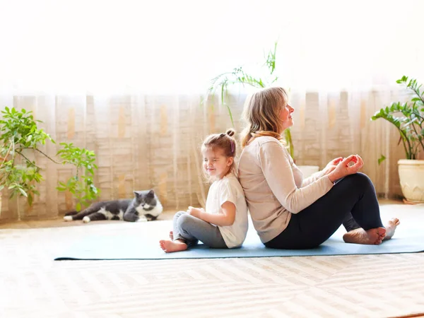 Mujer Madura Niña Sentada Esterilla Pose Loto Meditando Mientras Hacen — Foto de Stock