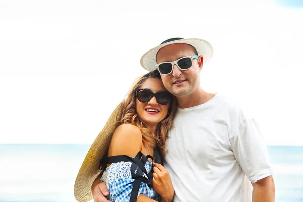 Felice Abbraccio Giovane Coppia Occhiali Sole Cappelli Una Spiaggia Con — Foto Stock