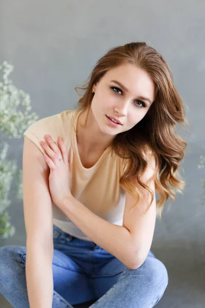 Retrato Mulher Loira Sensual Com Flores Grinalda Fundo Cinza — Fotografia de Stock