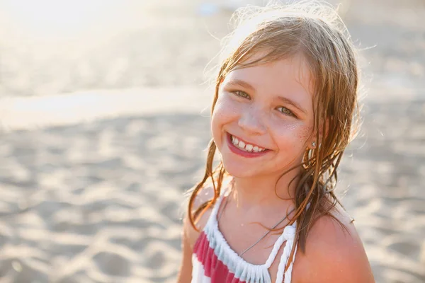Wesoła Dziewczynka Kolorowym Stroju Uśmiechnięta Patrząca Obiektyw Stojąca Plaży Letni — Zdjęcie stockowe