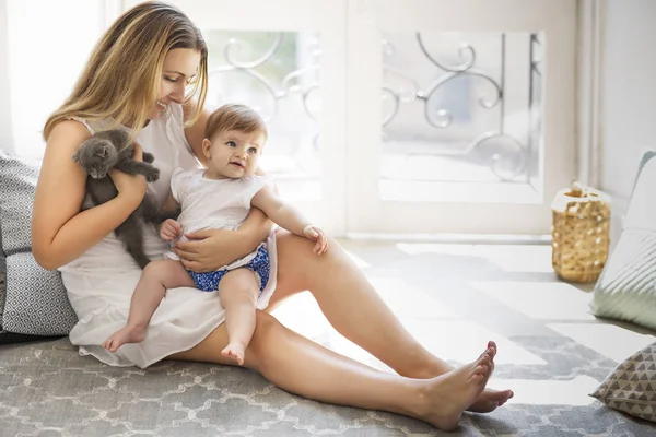 Joven Bonita Mujer Y Bebe Nina En El Interior Gato Madre Stock Photo Joven Bonita Mujer Y Bebe Nina En El Interior Gato Madre Stock Photo