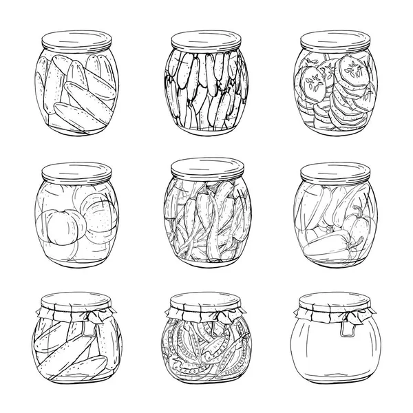 Colección de diferentes frascos de vidrio con verduras caseras. Objetos dibujados a mano aislados en blanco. Blanco y negro, contorno — Vector de stock