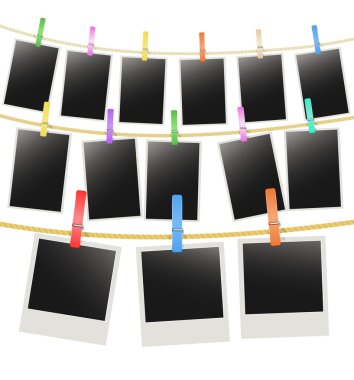 clothespins bir iple asılı fotoğraf çerçeveleri ile üç satır.