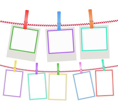 çok renkli fotoğraf çerçeveleri clothespins bir iple asılı. ve