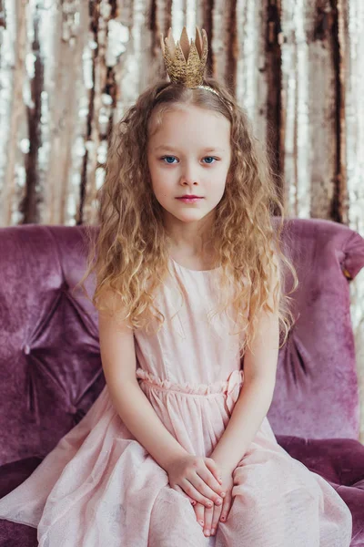 Kleine Prinzessin. hübsches Mädchen mit goldener Krone. — Stockfoto
